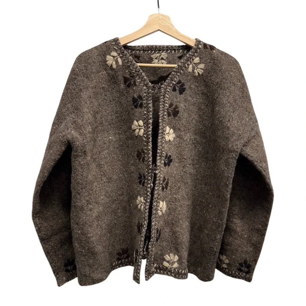 Vintage handmade Brown Wool‎ Floral Embroidered Folk Cardigan Sweater size M